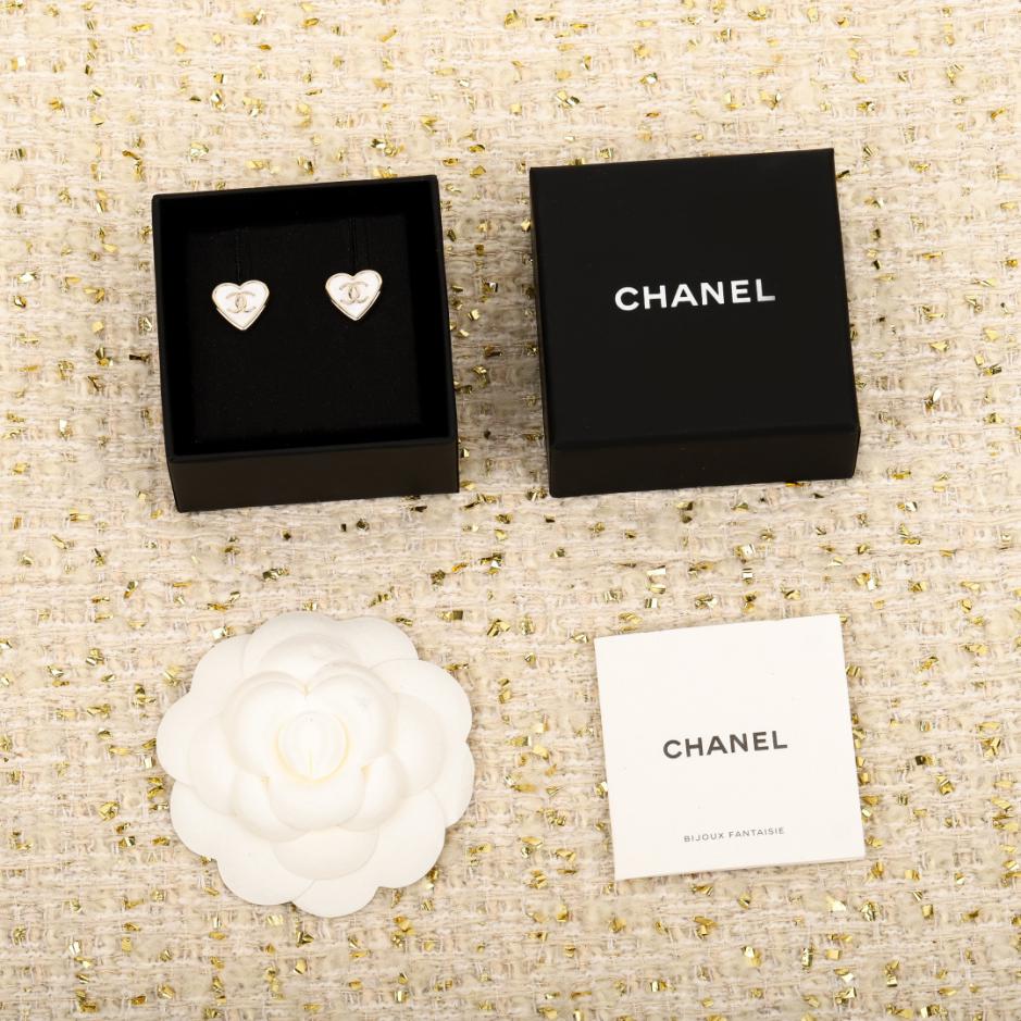 replica,repliche,fake,1:1,earrings,bracelet,ring,jewelry Orecchini Chanel a forma di cuore in smalto bianco (X7VWJ) replica,repliche,fake,1:1,earrings,bracelet,ring,jewelry Orecchini Chanel a forma di cuore in smalto bianco (X7VWJ)