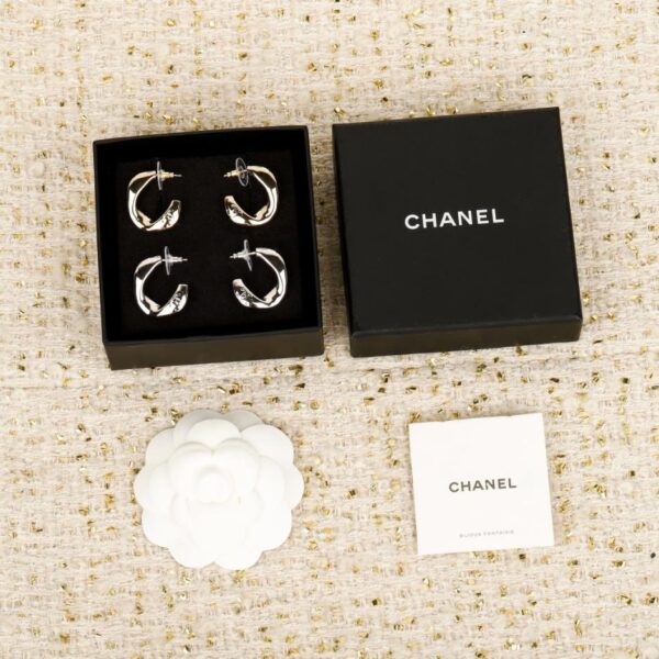Orecchini Chanel irregolari a doppia C (49OE2)