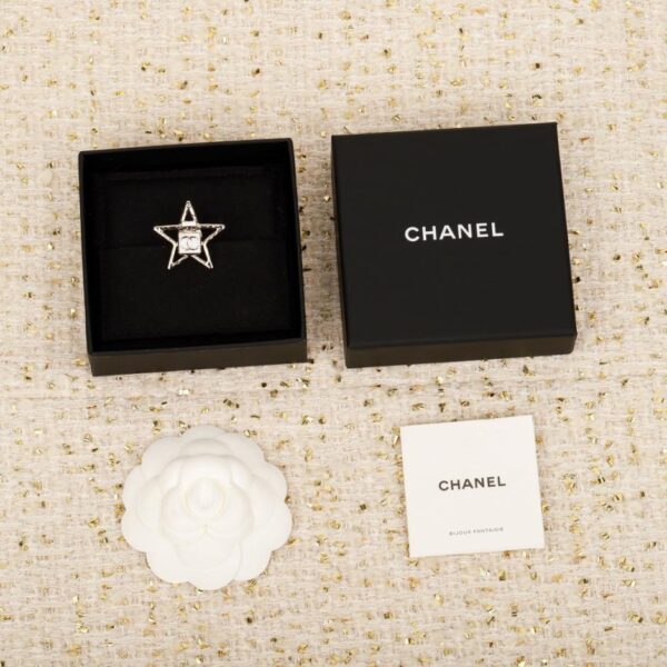 Spilla portafortuna a forma di flacone di profumo a forma di stella a cinque punte Chanel, elemento portafortuna in oro chiaro con smalto bianco glitterato (BX0IX)