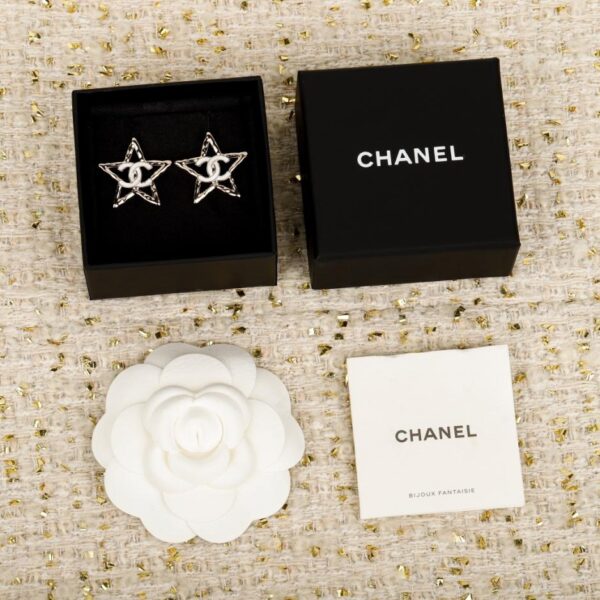 Orecchini Chanel a stella a cinque punte in smalto bianco (RYIZ9)
