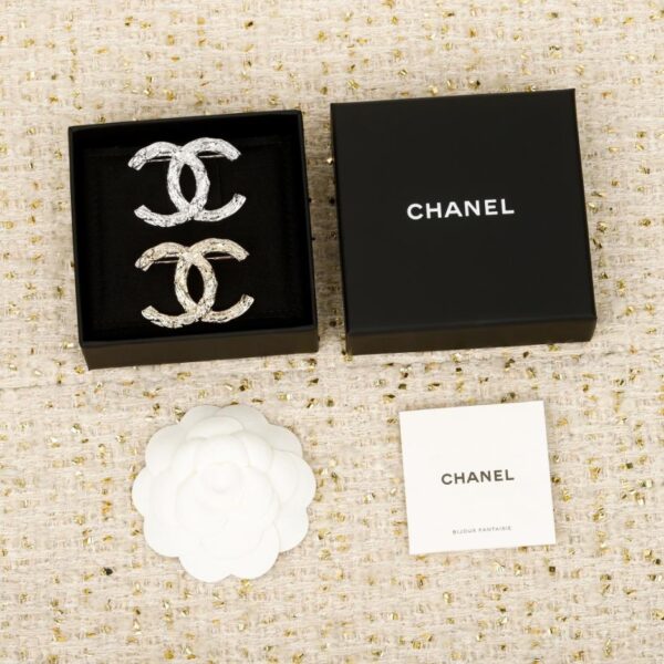 replica,repliche,fake,1:1,earrings,bracelet,ring,jewelry Spilla Chanel con doppia C incisa (GNOU0)