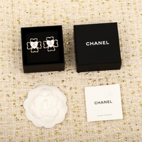 Orecchini Chanel a forma di cuore con trifoglio in smalto bianco (91JXF)