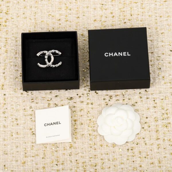 replica,repliche,fake,1:1,earrings,bracelet,ring,jewelry Spilla a doppia C con catena intrecciata (D6DNA)