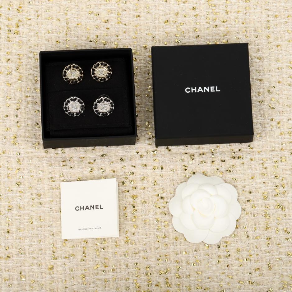 replica,repliche,fake,1:1,earrings,bracelet,ring,jewelry Orecchini Chanel in pelle dorata con doppia C (OYU1O) replica,repliche,fake,1:1,earrings,bracelet,ring,jewelry Orecchini Chanel in pelle dorata con doppia C (OYU1O)