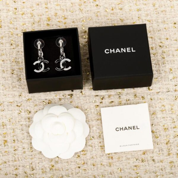 Orecchini Chanel con doppia C nera e mezzo diamante (IIIAI)