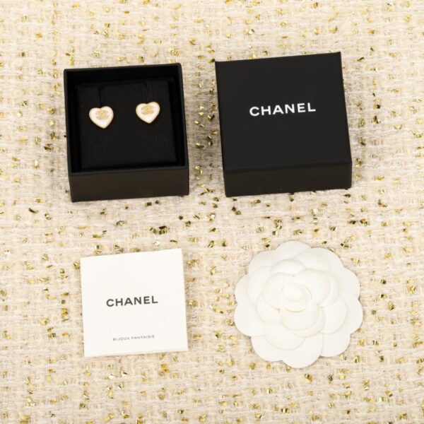 Orecchini Chanel a forma di cuore in oro (HBWC6)