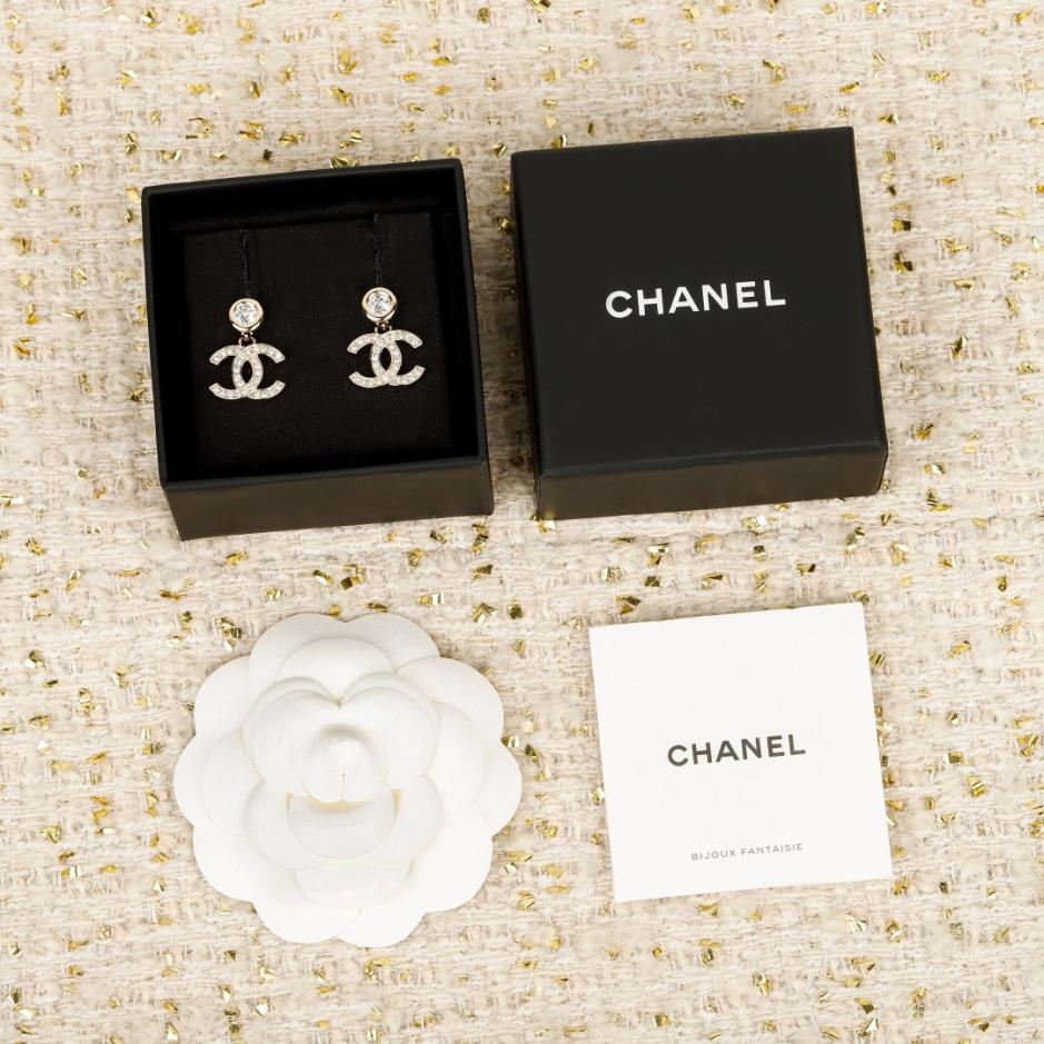 replica,repliche,fake,1:1,earrings,bracelet,ring,jewelry Orecchini Chanel a forma di piccola C in oro con motivo a fagiolo (ANJR9) replica,repliche,fake,1:1,earrings,bracelet,ring,jewelry Orecchini Chanel a forma di piccola C in oro con motivo a fagiolo (ANJR9)