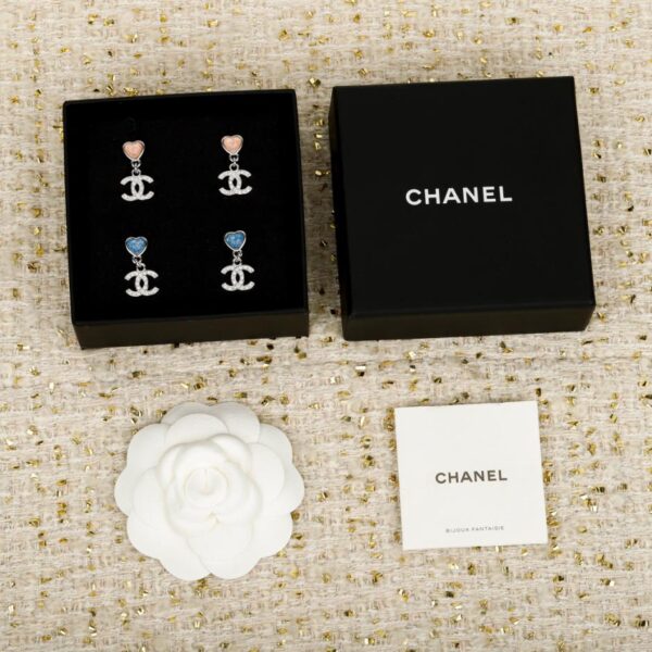 Orecchini Chanel con doppia C pendente a forma di cuore azzurro chiaro (Y1J6X)