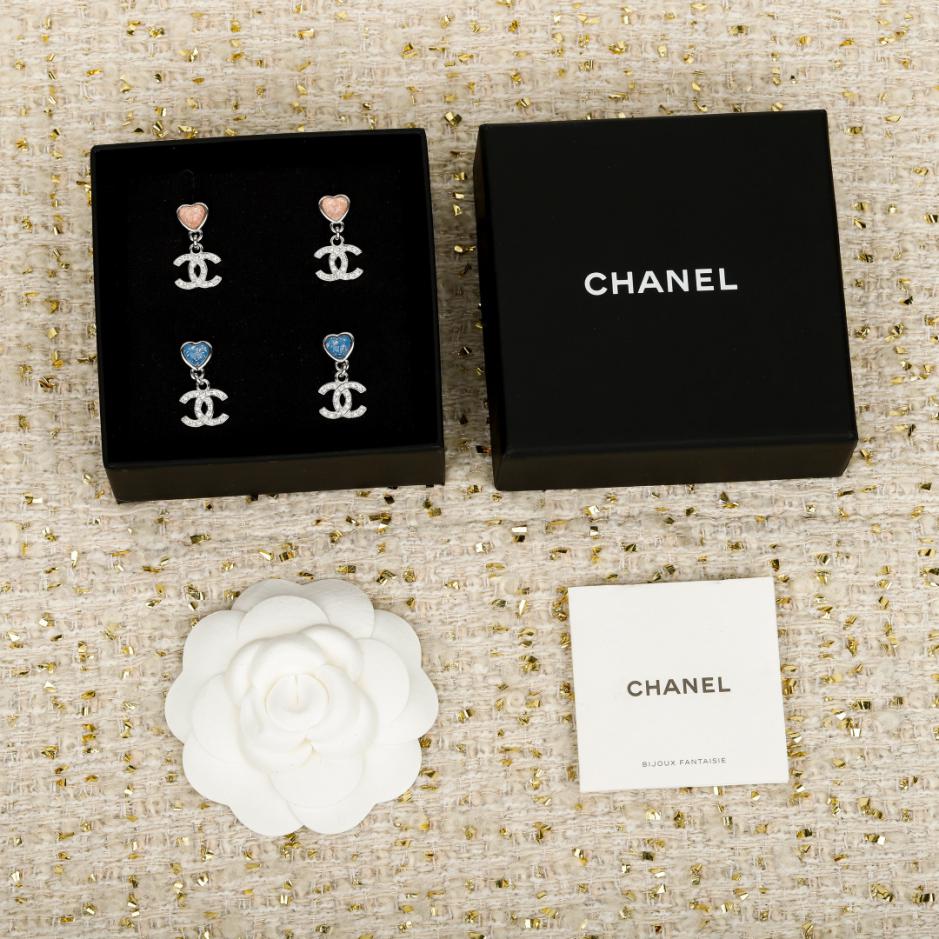 replica,repliche,fake,1:1,earrings,bracelet,ring,jewelry Orecchini Chanel con doppia C pendente a forma di cuore azzurro chiaro (Y1J6X) replica,repliche,fake,1:1,earrings,bracelet,ring,jewelry Orecchini Chanel con doppia C pendente a forma di cuore azzurro chiaro (Y1J6X)