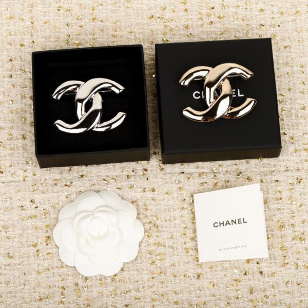 replica,repliche,fake,1:1,earrings,bracelet,ring,jewelry Spilla Chanel liscia a doppia C (5CGS0)