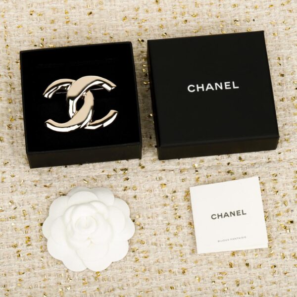 replica,repliche,fake,1:1,earrings,bracelet,ring,jewelry Spilla Chanel a doppia C liscia (J8JW1)