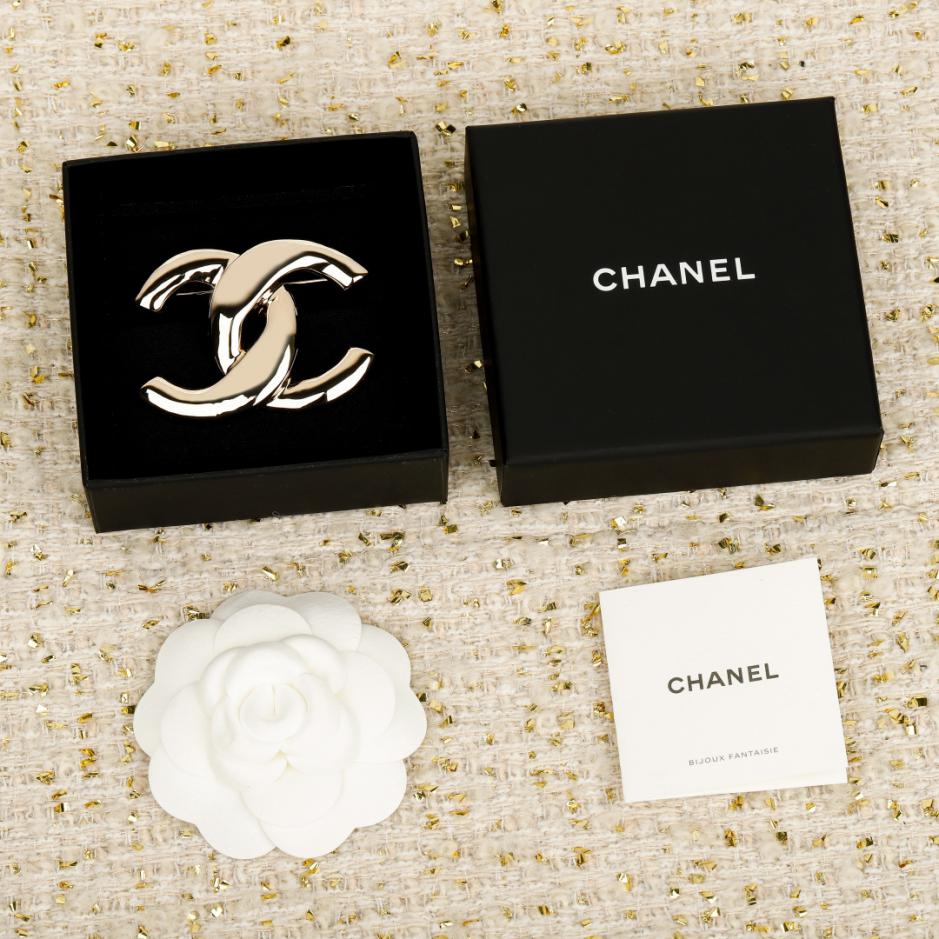 replica,repliche,fake,1:1,earrings,bracelet,ring,jewelry Spilla Chanel a doppia C liscia (J8JW1) replica,repliche,fake,1:1,earrings,bracelet,ring,jewelry Spilla Chanel a doppia C liscia (J8JW1)