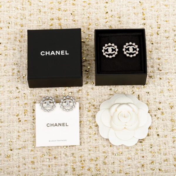 Orecchini Chanel a forma di doppia C tonda cava (EVY0R)