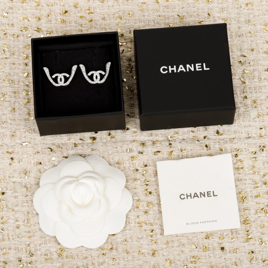 replica,repliche,fake,1:1,earrings,bracelet,ring,jewelry Orecchini Chanel con doppia C alata e diamanti (81LFF) replica,repliche,fake,1:1,earrings,bracelet,ring,jewelry Orecchini Chanel con doppia C alata e diamanti (81LFF)