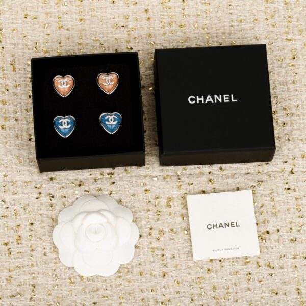 Orecchini Chanel a forma di cuore blu e rosa (RZMAB)