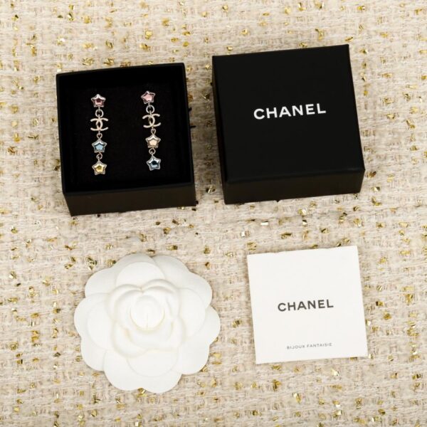 Orecchini Chanel a forma di stella a cinque punte con diamanti arcobaleno e doppia C (BCKFI)