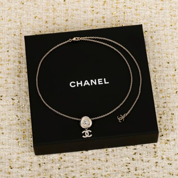 Collana Chanel con bottone rotante in filo spazzolato e doppia C pendente (MO33R)