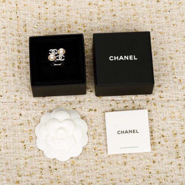 replica,repliche,fake,1:1,earrings,bracelet,ring,jewelry Anello Chanel con doppia C quadrata e perla, ultimo modello estivo, cristalli Swarovski (Q5UBD)