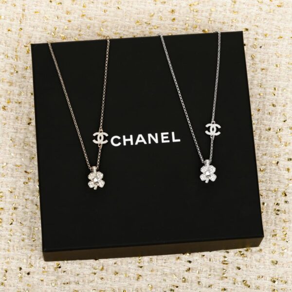 Collana Chanel con quadrifoglio e doppia C in oro e argento (SH8DN)