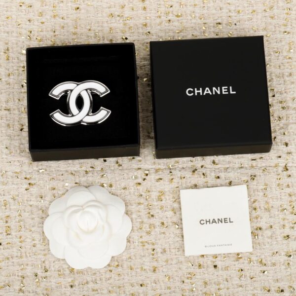 replica,repliche,fake,1:1,earrings,bracelet,ring,jewelry Spilla Chanel a doppia C con goccia di olio bianco (56R8P)