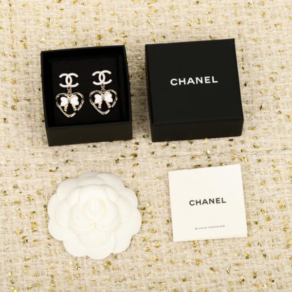Orecchini Chanel a forma di cuore con fiocco in smalto bianco (3Z0H5)