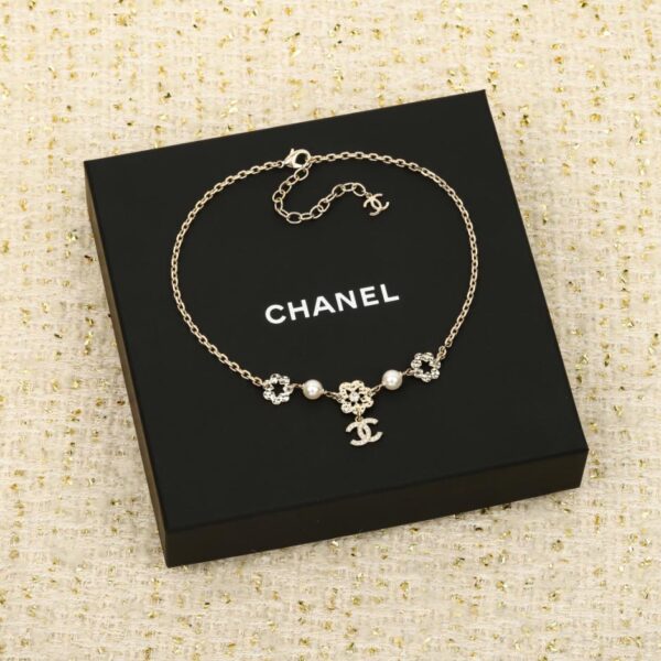 replica,repliche,fake,1:1,earrings,bracelet,ring,jewelry Collana Chanel in oro chiaro con doppia C a forma di fiore cavo, diamanti e doppia C + perla + piccolo fiore in metallo cavo (W3TGB)