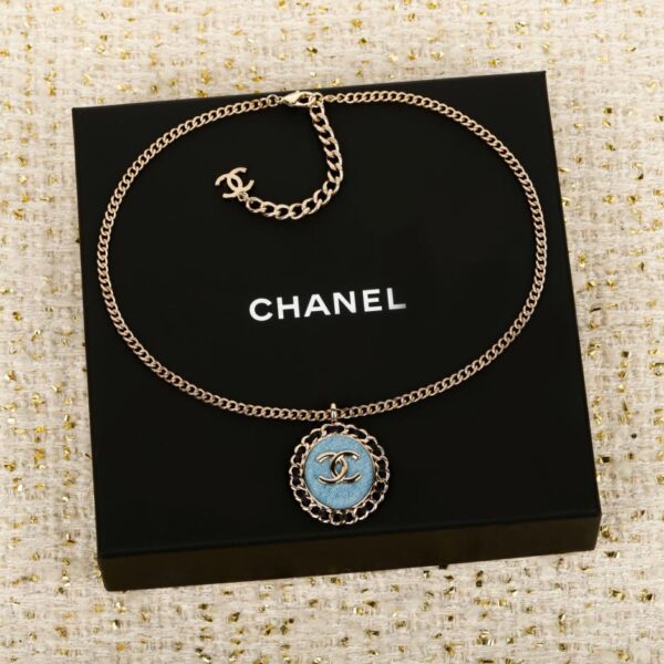 replica,repliche,fake,1:1,earrings,bracelet,ring,jewelry Collana ovale Chanel in pelle e denim (ZMK84)