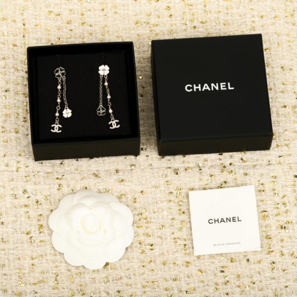 Orecchini Chanel con doppia C in bianco e nero e camelia (DEMDV)