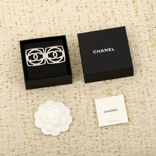 Orecchini Chanel in argento con doppia lettera C quadrata (DS8B8)