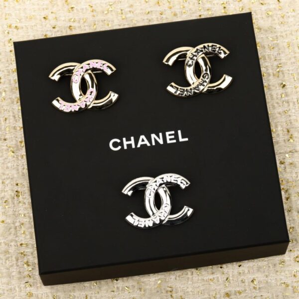 replica,repliche,fake,1:1,earrings,bracelet,ring,jewelry Spilla Chanel con lettera smaltata doppia C (VD1B2)