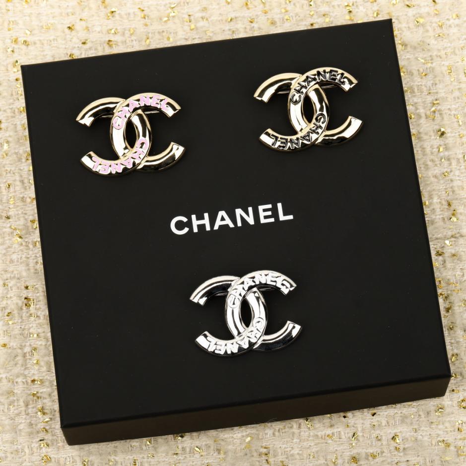 replica,repliche,fake,1:1,earrings,bracelet,ring,jewelry Spilla Chanel con lettera smaltata doppia C (VD1B2) replica,repliche,fake,1:1,earrings,bracelet,ring,jewelry Spilla Chanel con lettera smaltata doppia C (VD1B2)