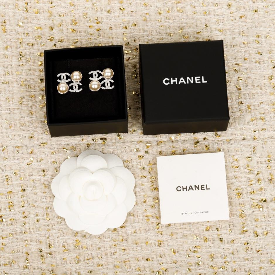 replica,repliche,fake,1:1,earrings,bracelet,ring,jewelry Orecchini Chanel con doppia C quadrata e perle (H2SW4) replica,repliche,fake,1:1,earrings,bracelet,ring,jewelry Orecchini Chanel con doppia C quadrata e perle (H2SW4)