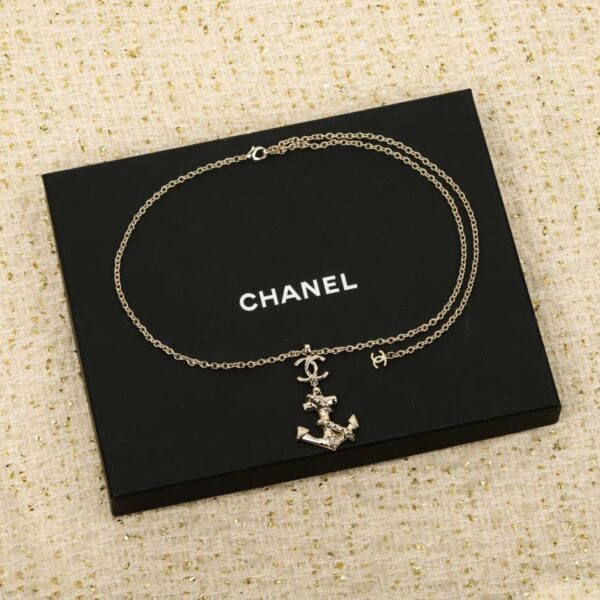 Collana Chanel con ancora e doppia C (94Q26)