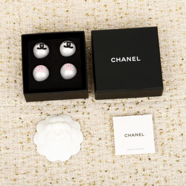 Orecchini Chanel con doppia C di perle nere e rosa (JP6MW)