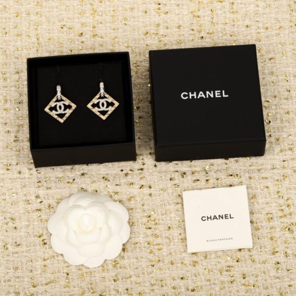 Orecchini Chanel con doppia C e montatura in diamanti cavi (WO93N)