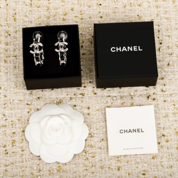 Orecchini Chanel in pelle nera e catena in denim Oro chiaro con denim blu (AF1F4)