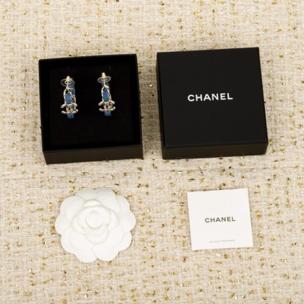 Orecchini Chanel in pelle nera e catena in denim Oro chiaro con denim blu (UQH5K)