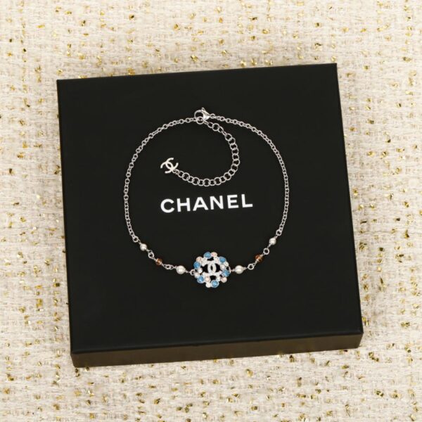 Collana Chanel con doppia C e fiore a forma di cuore blu (D4RR1)