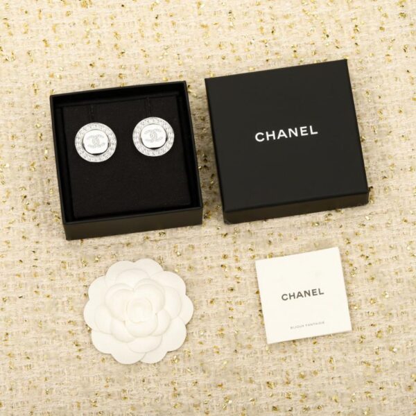 Orecchini Chanel con doppia C e diamanti rotondi (I31NF)