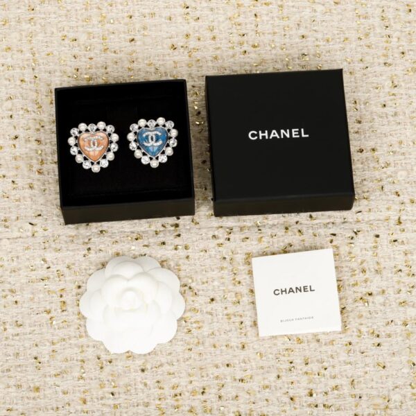 replica,repliche,fake,1:1,earrings,bracelet,ring,jewelry Spilla Chanel con cuore azzurro e perle e strass (3S57Q)