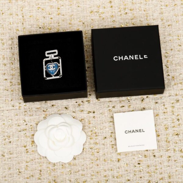 Spilla a forma di flacone di profumo Chanel Blue Heart (S5MS9)