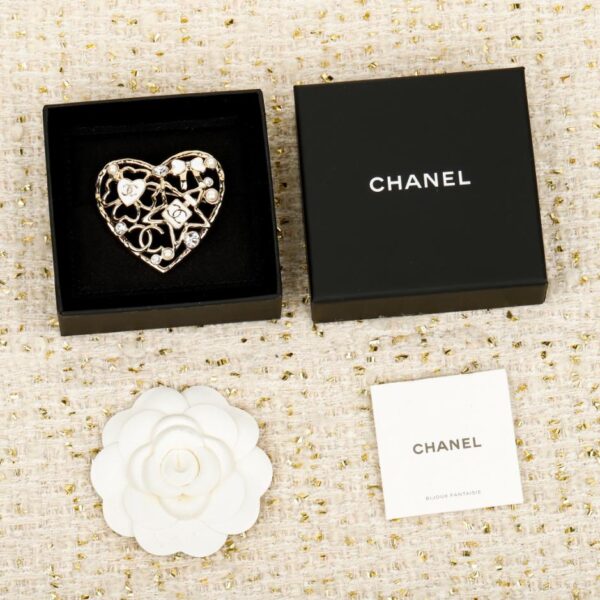replica,repliche,fake,1:1,earrings,bracelet,ring,jewelry Spilla Chanel a forma di cuore in smalto bianco, oro chiaro con fiocco a forma di quadrifoglio in smalto bianco glitterato, flacone di profumo in atmosfera pulita (GROEL)