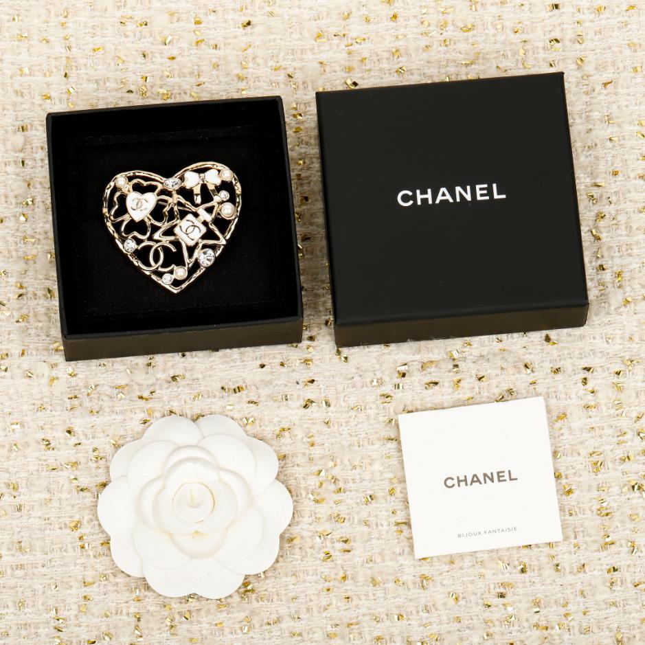 replica,repliche,fake,1:1,earrings,bracelet,ring,jewelry Spilla Chanel a forma di cuore in smalto bianco, oro chiaro con fiocco a forma di quadrifoglio in smalto bianco glitterato, flacone di profumo in atmosfera pulita (GROEL) replica,repliche,fake,1:1,earrings,bracelet,ring,jewelry Spilla Chanel a forma di cuore in smalto bianco, oro chiaro con fiocco a forma di quadrifoglio in smalto bianco glitterato, flacone di profumo in atmosfera pulita (GROEL)