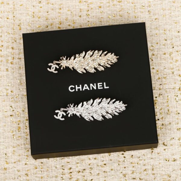 replica,repliche,fake,1:1,earrings,bracelet,ring,jewelry Spilla a forma di doppia C con piuma profumata (4E63N)