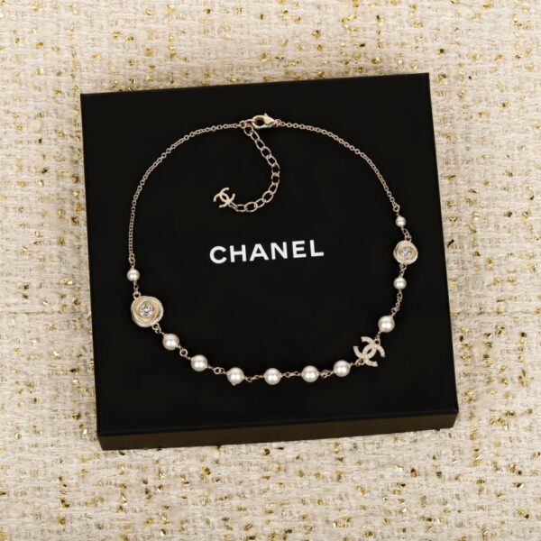 Collana di perle con bottone rotante in filo spazzolato Chanel (OGM94)