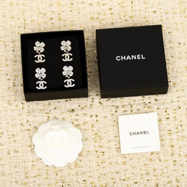 Orecchini Chanel a forma di quadrifoglio con doppia C e diamanti (7XNLZ)