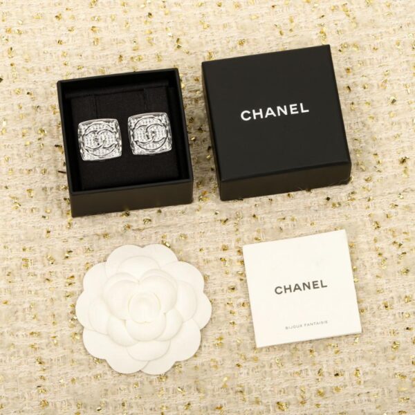 Orecchini Chanel in argento con doppia C e diamanti quadrati (9AE31)
