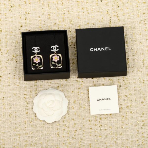 Orecchini Chanel a forma di fiore con diamanti colorati Double C (20R7S)