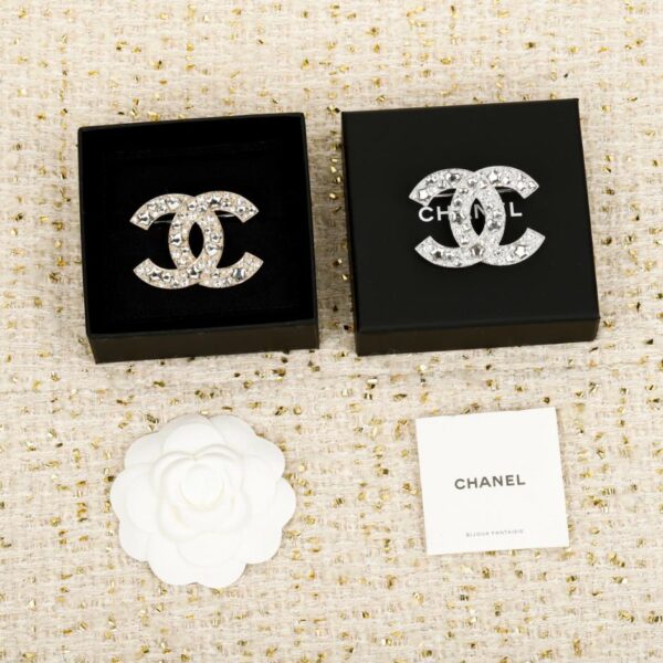 replica,repliche,fake,1:1,earrings,bracelet,ring,jewelry Spilla Chanel a forma di cuore con stella e diamanti a doppia C (PD0OL)