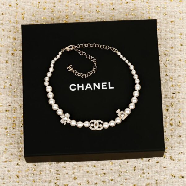 Collana di perle con doppia C e quadrifoglio a forma di bottiglia di profumo Chanel (Z9SOY)